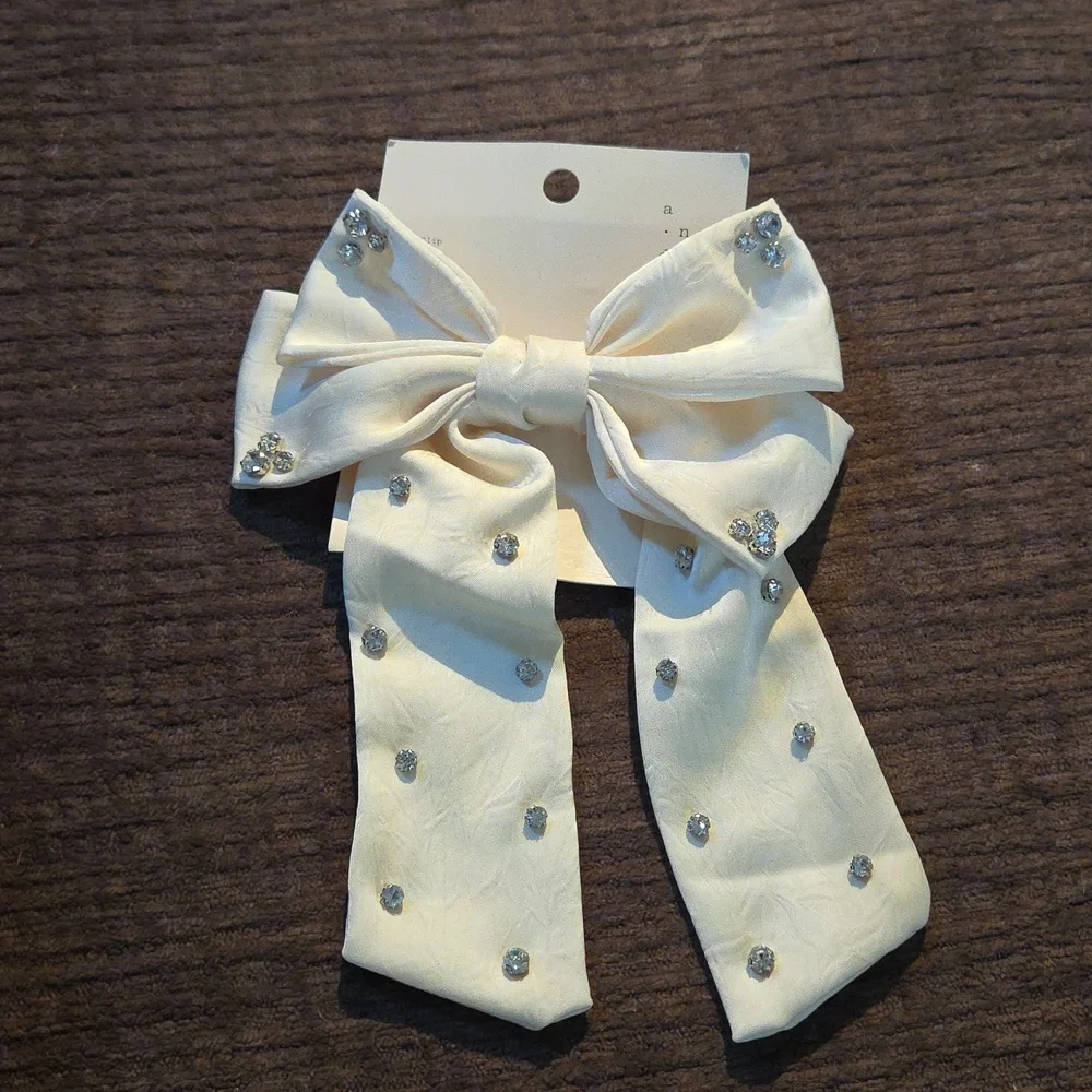 A New Day Cream Satin Rhinestone Bow Hair‎ Chip NWT